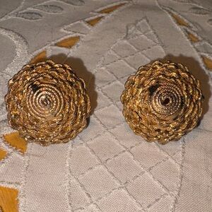048)Vintage Signed Kramer Luxurious Gold Tone
Rope Design Clip Earrings